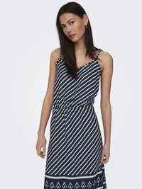 Modra in bela črtasta obleka s prilagojenim pasom, spaghetti naramnicami in razširjenim dnom, ki vsebuje geometrijski vzorec.