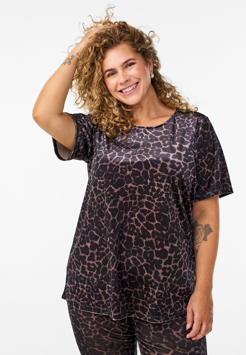 T-shirt avec imprimé léopard noir et marron, à manches courtes, col rond et coupe décontractée, fabriqué en tissu lisse.