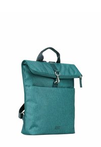 Sac à dos en tissu turquoise avec un rabat, éléments en métal argenté, poche zippée à l'avant, bandoulière ajustable et surface texturée. Logo visible sur la base.