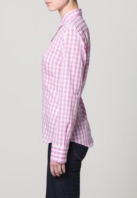 Růžová a bílá kostkovaná košile s dlouhými rukávy, se zapínáním na knoflíky, přizpůsobeným střihem a detaily na manžetách, kombinovaná s tmavými džíny.