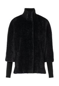 Zwarte nepbont jasje met geribbelde hoge kraag en lange geribbelde tricot manchetten die uit korte mouwen komen.