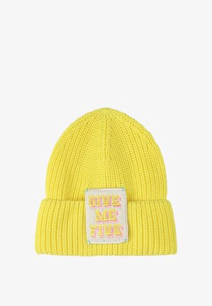 Geel gebreide beanie met een omgevouwen rand, voorzien van een patch met de tekst "GIVE ME FIVE" in meerkleurige borduursel. Gestructureerde stof.