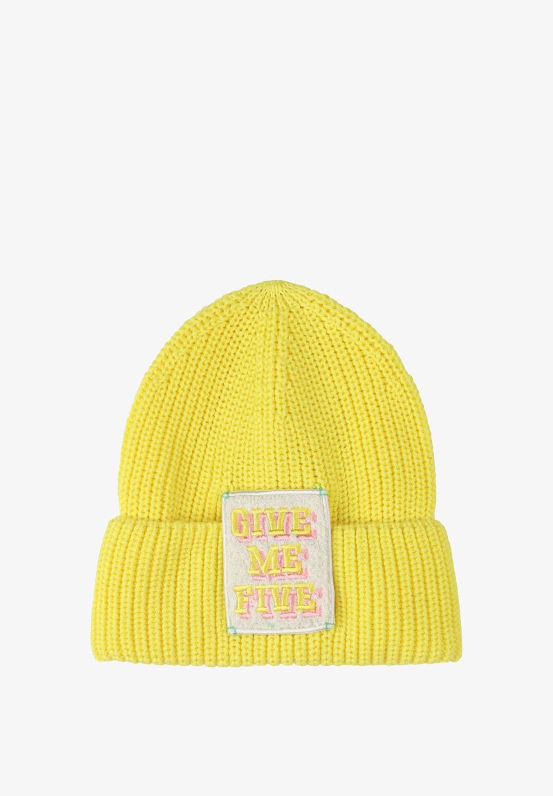 Bonnet tricoté jaune avec un revers plié, orné d'une patch brodé multicolore portant la mention "DONNE-MOI CINQ". Tissu texturé.
