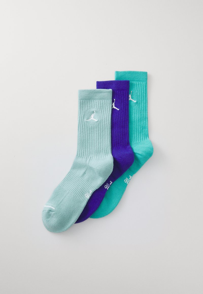 Kolme paria ribbikankaisista sukkia, mintunvihreänä, violetin värisenä ja teal-värisenä, edessä valkoisella logolla ja kontrastiväriset varpaat ja kantapää.