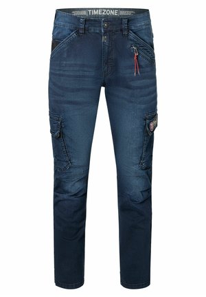 Dunkelblaue Denim-Cargo-Jeans mit mehreren Taschen, einer Reißverschlusstasche an der Seite und einem Logopatch am Bein. Reguläre Passform mit geradem Bein.