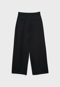Szerokie czarne spodnie wykonane z gładkiego materiału. Posiadają płaski pas, dwie tylne kieszenie oraz prosty, minimalistyczny design.