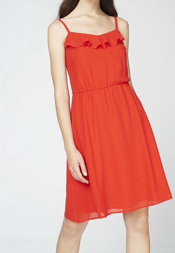 Rotes Chiffonkleid mit dünnen Trägern, Rüschendetail am Ausschnitt, elastischer Bund, A-Linie Silhouette, Saum fällt über das Knie.