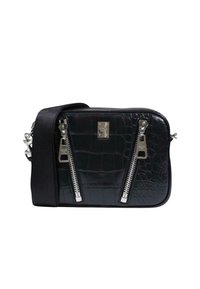 Bolso negro con textura de cocodrilo, con dobles cremalleras plateadas, de forma rectangular y con una correa negra removible. Acentos de metal en su herrajes.