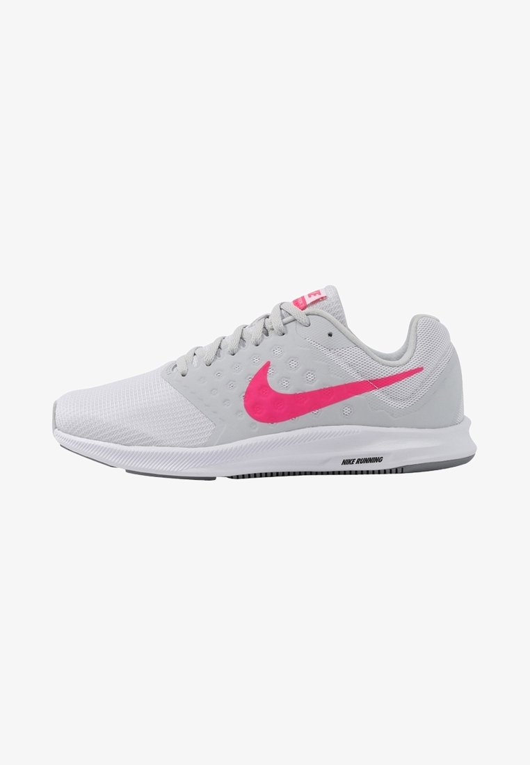 Scarpa da corsa grigia con tomaia in rete, baffo Nike rosa, elementi testurizzati, sistema di allacciatura e suola in gomma con accenti neri.