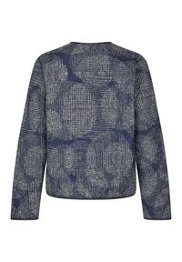Granatowy sweter z długim rękawem, o geometrycznym wzorze teksturowym w jasnoszarym odcieniu. Okrągły dekolt i luźny krój. Zaprezentowany z tyłu.