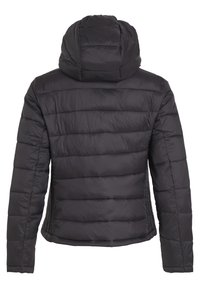 Veste matelassée noire avec capuche, dotée d'un design matelassé, d'une coupe ajustée et d'une texture lisse. Les coutures visibles créent une apparence structurée.