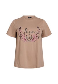Beige Baumwoll-T-Shirt mit kurzen Ärmeln, das ein grafisches Motiv von Flügeln und den Text "turn it up" in Schwarz und Pink zeigt.