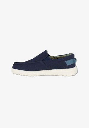 Scarpa casual slip-on blu navy con suola bianca, tomaia in tessuto, pannelli laterali elastici, fodera interna fantasia e linguetta blu sul tallone.