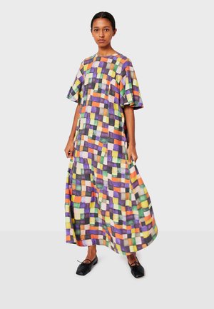 Robe maxi avec un motif patchwork vibrant en violet, orange, vert et jaune. Manches courtes, coupe ample, et tissu léger.
