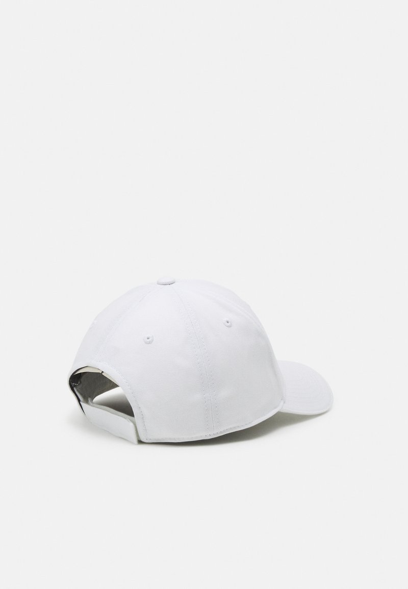 Gorra de béisbol blanca con visera curvada, hecha de un material similar al algodón, que cuenta con orificios de ventilación y un ajustador de correa en la parte posterior.