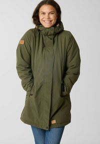 Olijfgroene, knielange parka-jack met hoge kraag, knopenfront en zijzakken. Bevat een tan leren logo patch en een capuchon.