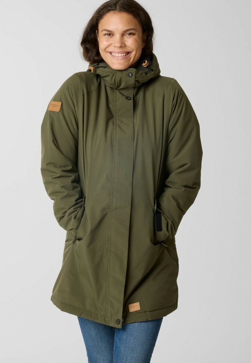 Olijfgroene, knielange parka-jack met hoge kraag, knopenfront en zijzakken. Bevat een tan leren logo patch en een capuchon.