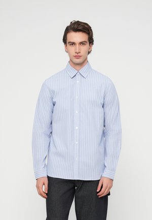 Jasnoniebieska koszula z długim rękawem w białe pionowe paski, z kołnierzykiem zapinanym na guziki oraz frontowymi guzikami. Gładki materiał, dopasowany krój.