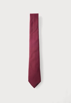 Cravate rouge foncé unie avec une texture subtile, posée à plat sur un fond clair.