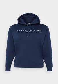 Felpa blu navy realizzata in misto cotone, caratterizzata da una stampa logo frontale, cappuccio con cordino regolabile e polsini e fondo a coste.