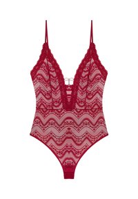 Body rojo de encaje con un patrón de zigzag, escote en V profundo, tirantes finos y herrajes decorativos en la parte frontal. Textura semitransparente en todo el cuerpo.