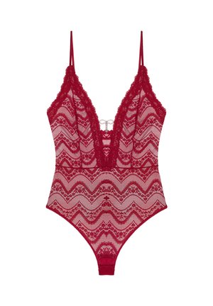 Body rojo de encaje con un patrón de zigzag, escote en V profundo, tirantes finos y herrajes decorativos en la parte frontal. Textura semitransparente en todo el cuerpo.