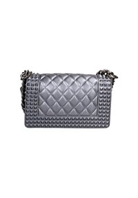 Borsa a tracolla in pelle grigia trapuntata con borchie a piramide, tracolla a catena e una texture liscia, dotata di chiusura a patta e motivo a diamante.