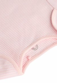 Bodysuit svetlo roza prugast v mehkem bombažnem materialu, okroglo ovratnik, kratki rokavi in gumbasti zap Closure na dnu. Ima majhen detajl logotipa.