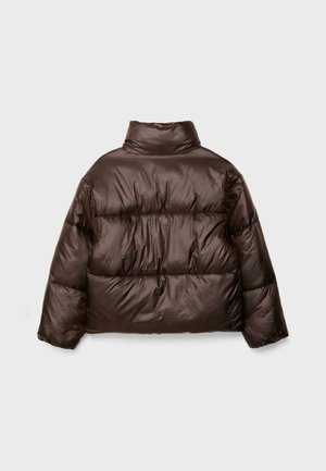 Donkerbruine glanzende pufferjack met horizontale quilting en staande kraag, van achteren weergegeven op een effen lichte achtergrond.