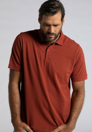 Korte mouwen polo shirt in roestkleur, gemaakt van gestructureerde stof. Bevat een klassieke kraag en een knoopsluiting met twee knopen.