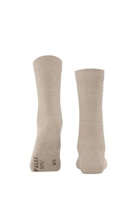 Calzini di cotone beige con una texture liscia, polsini a coste e logo stampato sulla caviglia. Due calzini mostrati uno accanto all'altro.