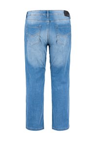 Vaqueros de mezclilla azul claro con diseño de pierna recta, cuentan con dos bolsillos traseros con costuras decorativas y una etiqueta negra de marca en la cinturilla.