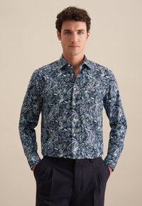 Camicia a maniche lunghe di colore blu scuro con un motivo paisley in bianco e blu chiaro. Design a bottoni, tessuto di cotone, vestibilità regolare.