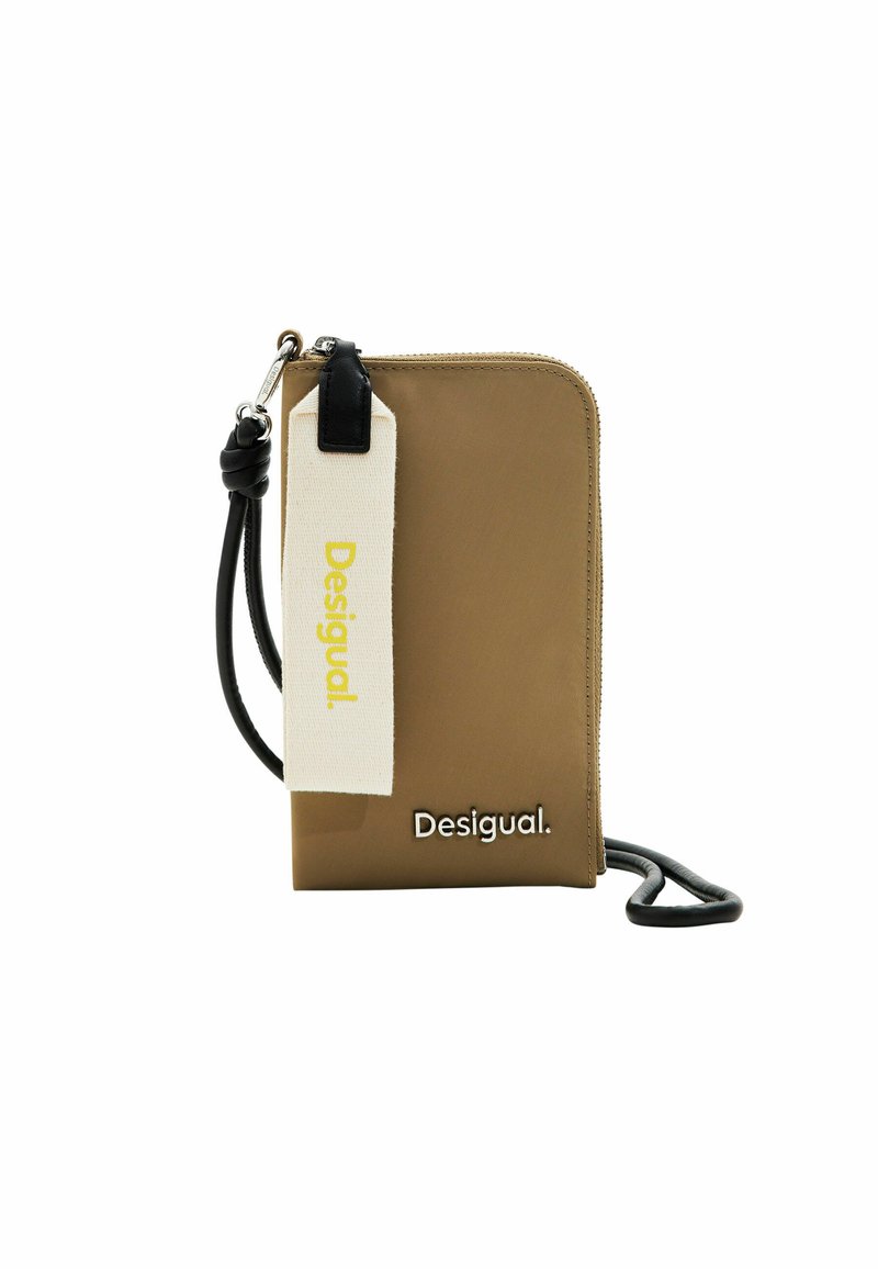 Portafoglio zip in marrone con dettagli neri e un'etichetta in tessuto bianco. Presenta la scritta "Desigual." in caratteri bianchi sulla parte anteriore. Design compatto.