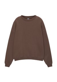 Sweat-shirt marron à col rond avec manches longues et poignets et ourlet côtelés, design simple avec un petit logo sur le poignet de la manche gauche.