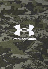 Tkanina s maskáčovým vzorem v odstínech zelené, s bílým logem Under Armour a textem, s hladkým, strukturovaným povrchem.