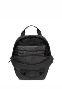 Mochila negra con un material suave y duradero. Cuenta con un compartimento principal con cremallera, bolsillos internos y asas dobles para llevarla.