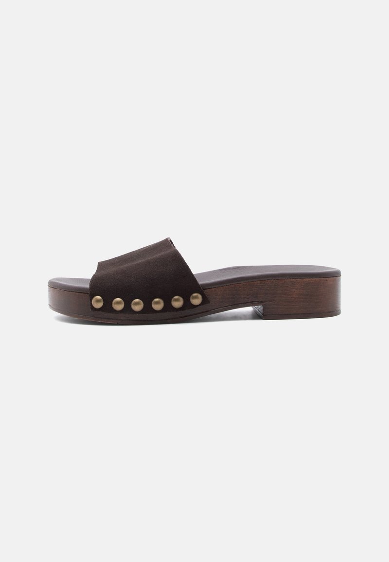 Sandale mule en daim marron avec un petit talon bloc en bois et six clous dorés le long du côté de la bride supérieure.