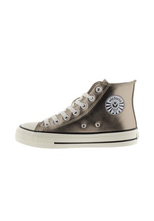 Hoge metallic bronzen sneaker met witte veters, beige zool en ronde Victoria-logo patch aan de zijkant van de enkel.