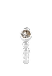 Perla d'argento con una parte superiore rotonda che presenta un interno d'oro texturizzato, circondata da perle bianche iridescenti e lisce disposte in un design curvo.
