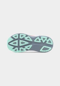 Λαστιχένια σόλα αθλητικού παπουτσιού με ανοιχτό πράσινα τριγωνικά σχέδια στη βάση σε γκρι χρώμα, απεικονίζεται σε απλό λευκό φόντο.