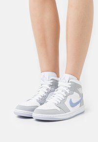 Jordan AIR JORDAN 1 MID - Sapatilhas de cano alto - white/aluminum/wolf grey