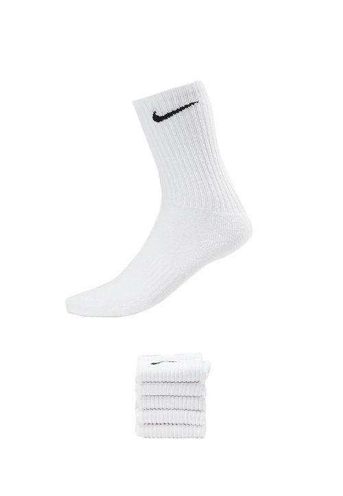Bílé bavlněné ponožky do crew s žebrovanou texturou a černým logem Nike. Představeno ve složené hromádce několika párů.