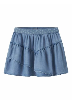 Mini-jupe en denim bleu avec volants froncés et taille élastique à motifs avec petits cœurs.