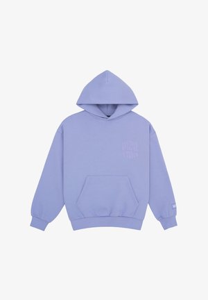 Pastelfarvet lilla hættetrøje med forlommekangurulomme, lange ærmer og diskret prægede tekst på bryst og ærmekant.