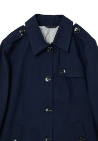 Impermeabile blu navy con collo, due bottoni frontali e tasche laterali. Realizzato in tessuto con una texture liscia e foderato internamente a righe.
