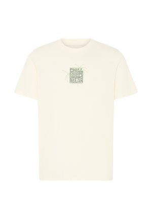 Camiseta de manga corta color crema con texto verde "Chill Escape Unwind Relax" y pequeñas ilustraciones de plantas en el pecho.
