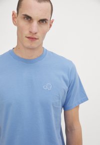 arrels Barcelona Apdrukāts T-krekls - light blue