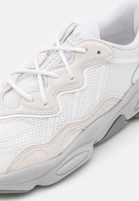 adidas Originals OZWEEGO - Tenisky - footwear white/crystal white/grey two