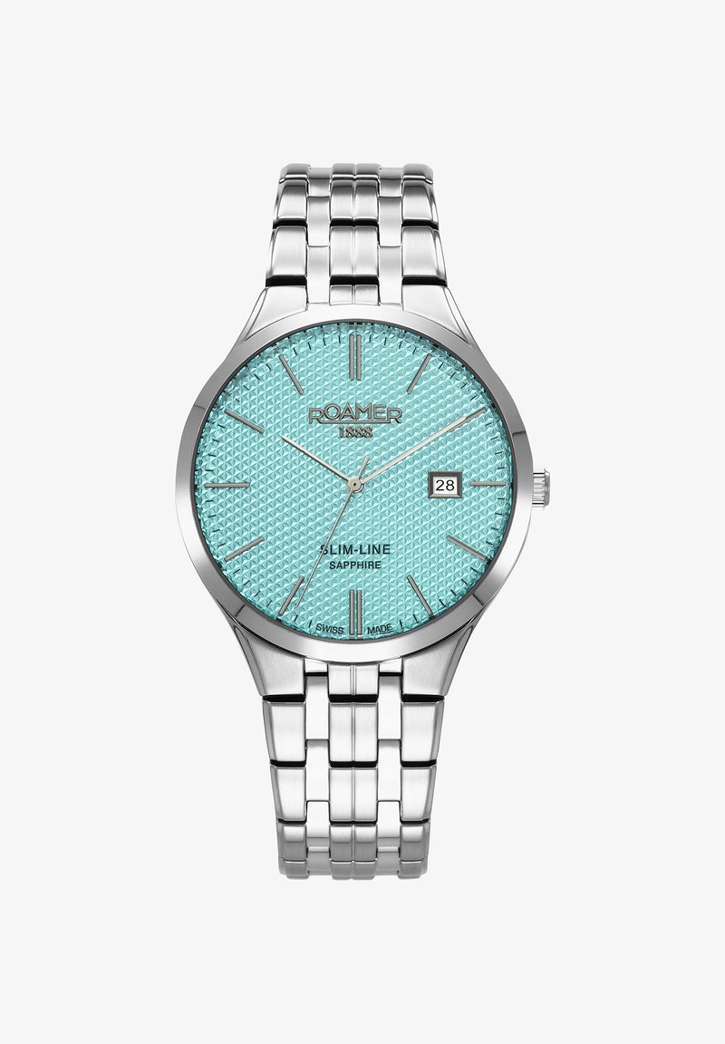 Stalowy zegarek na rękę z fakturowanym jasnoniebieskim cyferblatem, srebrnymi indeksami godzinowymi i wyświetlaczem daty. Posiada bransoletę z metalowych ogniw oraz szafirowe szkło.